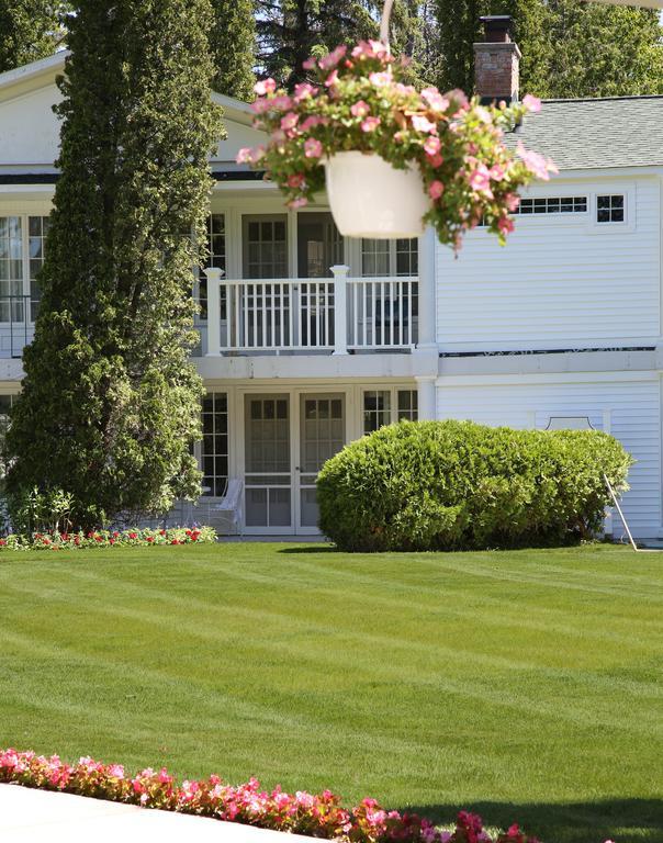 Colonial Inn Harbor Springs Exterior foto