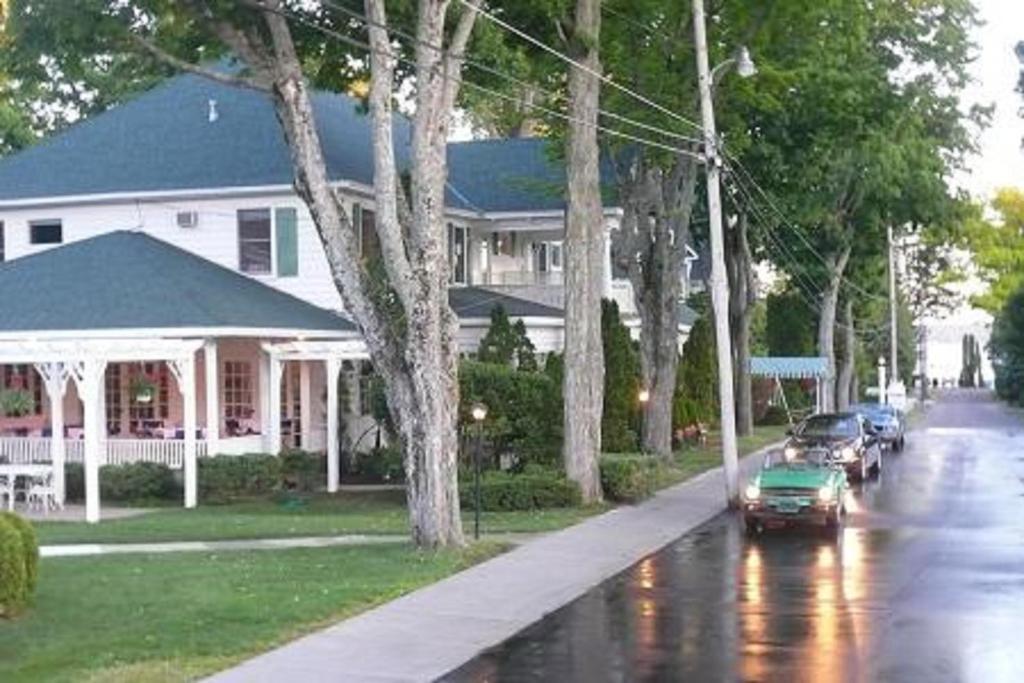 Colonial Inn Harbor Springs Exterior foto